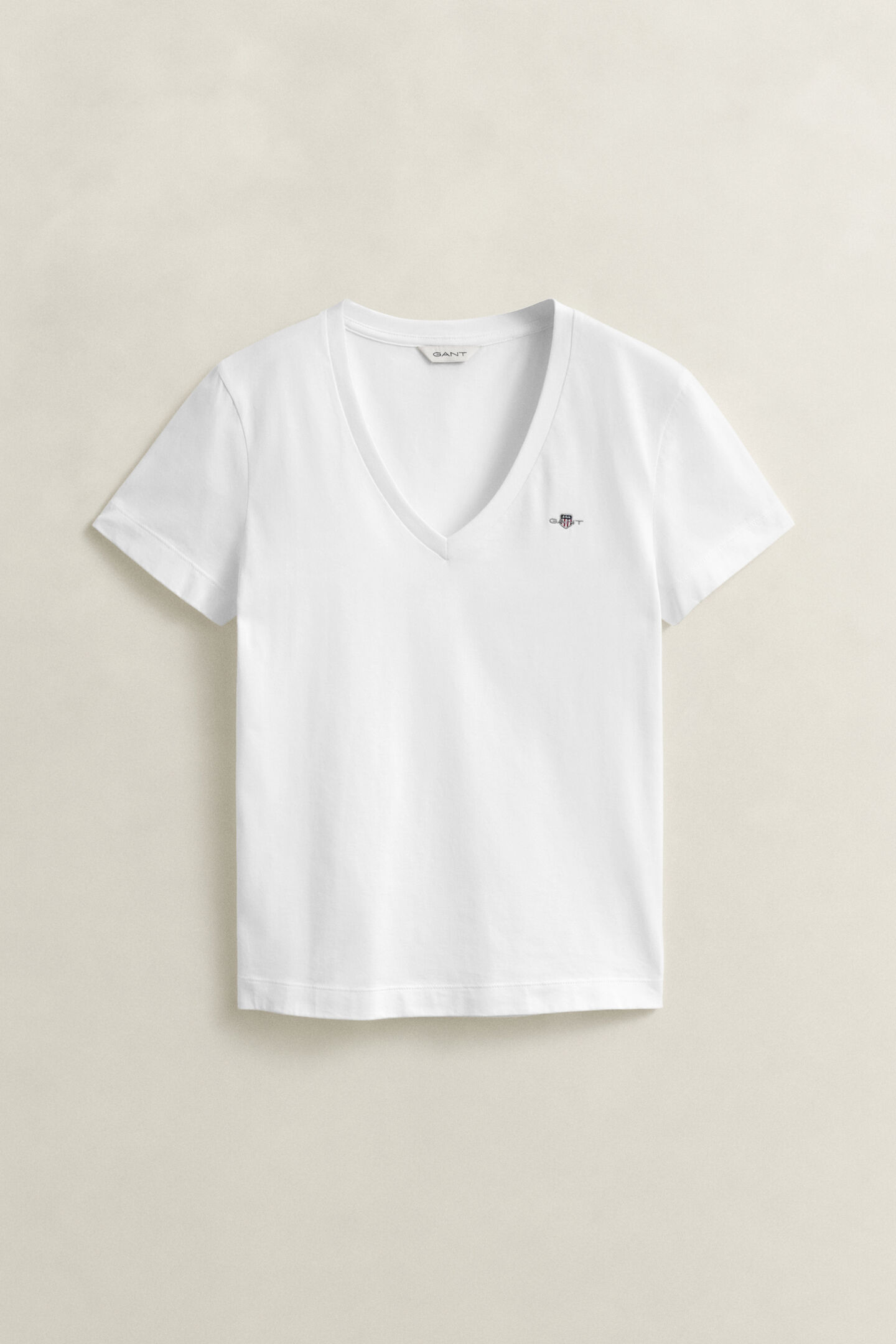 Camiseta Shield con cuello de pico