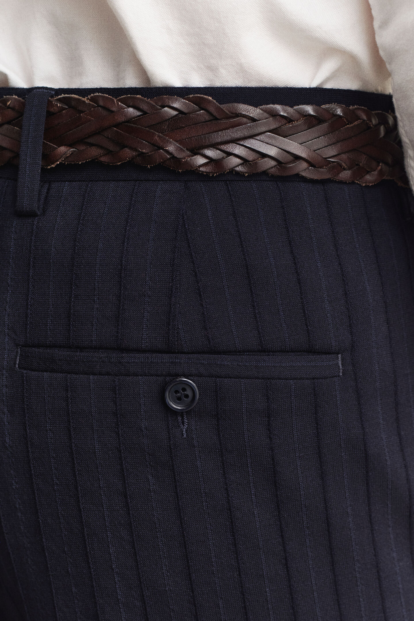 Pantalones de traje de raya diplom&aacute;tica en el mismo tono