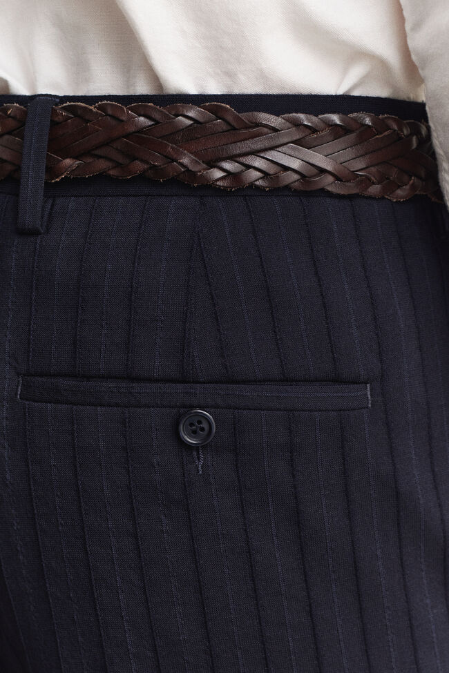 Pantalones de traje de raya diplom&aacute;tica en el mismo tono