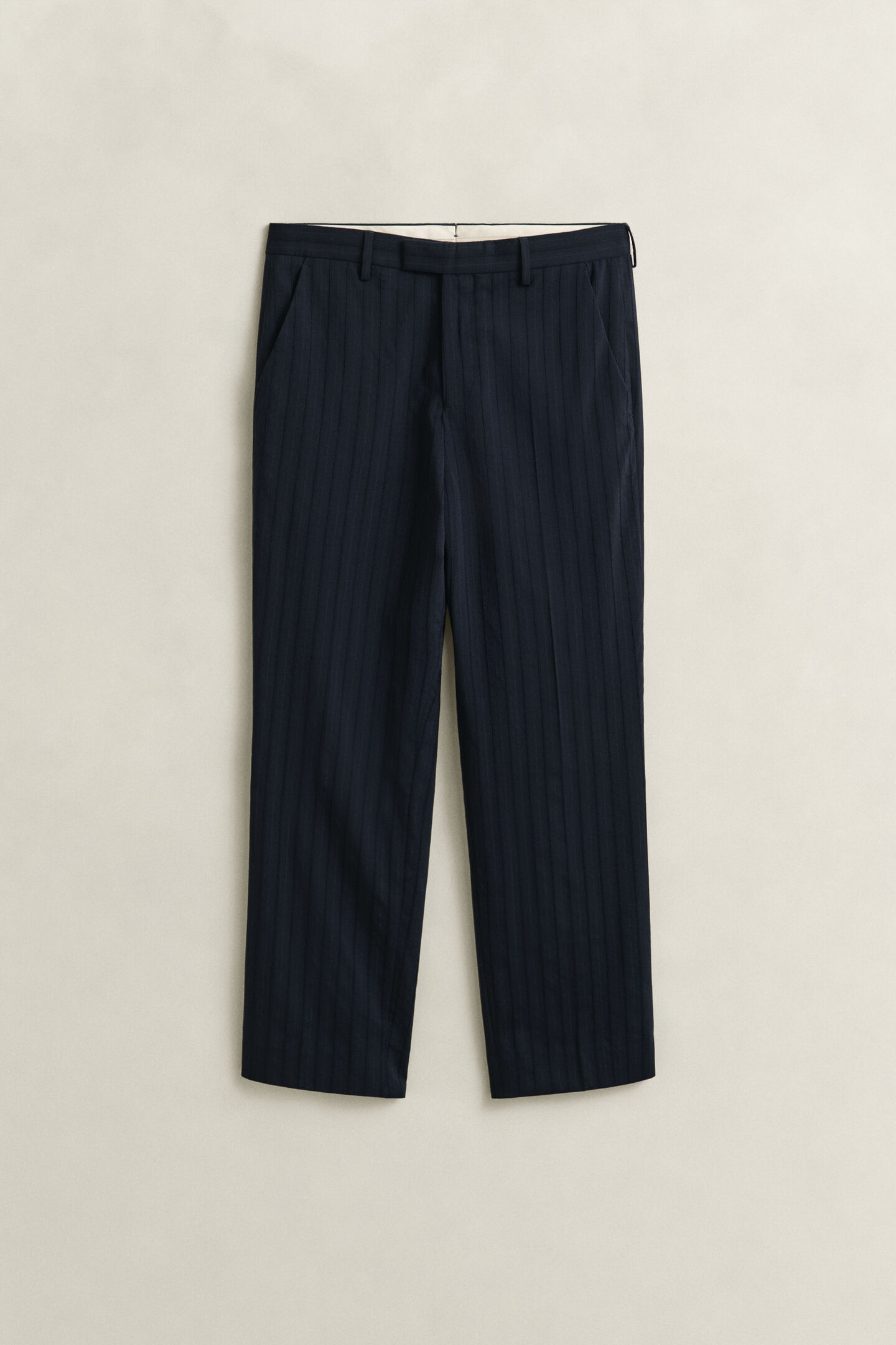 Pantalones de traje de raya diplom&aacute;tica en el mismo tono