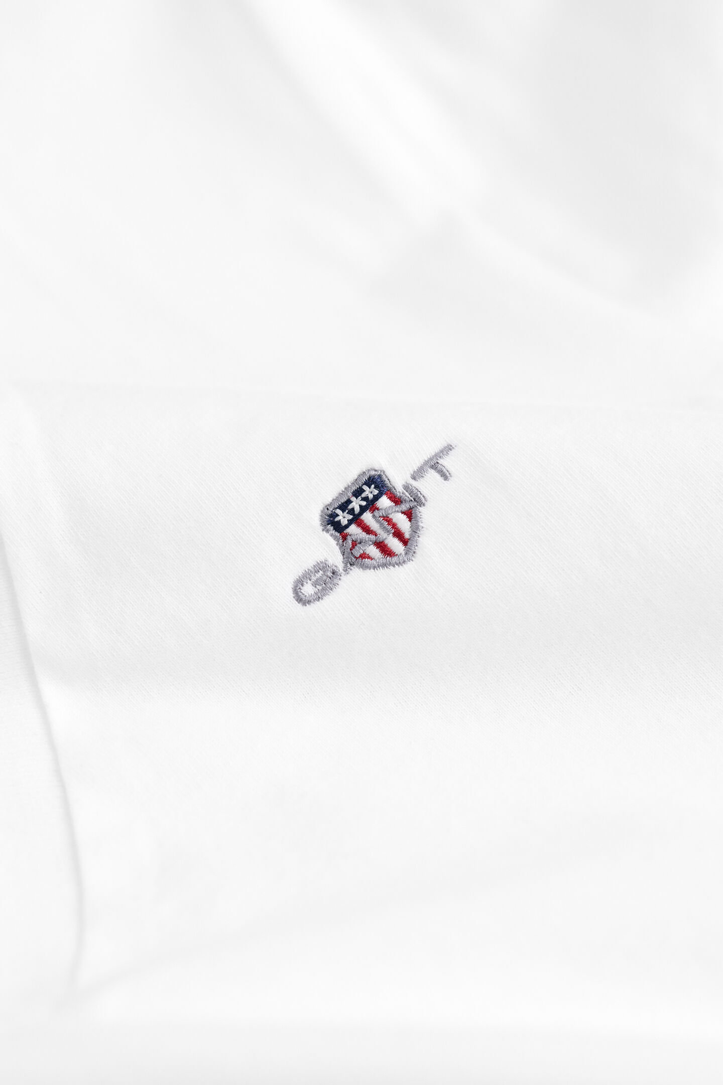 Camiseta Shield con cuello de pico
